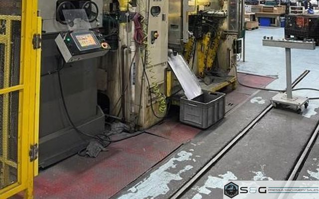 1995 KOMATSU E2M-300 300-ton Capacity Straight Side Press For Sale - Double Crank Single Action