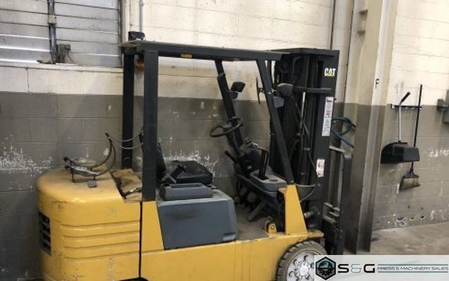 6,000 lbs Caterpillar Fork Lift