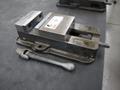 Kurt D-675 6" Machine Vise, Steel Jaws, Handle- Auction Item