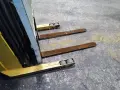 YALE 3000 LBS ELECTRIC STRADDLE LIFT  -  MRW030LEN24TE078