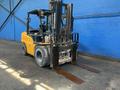 HYUNDAI 9020 LBS DIESEL FORKLIFT  -  45D-9