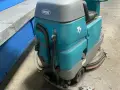 TENNANT 31 GALLONS FLOOR SCRUBBER   -  T7