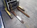 YALE 2800 LBS ELECTRIC STRADDLE LIFT  -  MRW030LEN24TE078