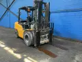 HYUNDAI 9020 LBS DIESEL FORKLIFT  -  45D-9