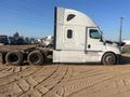 2020 Freightliner CA126SLP - Cascadia  3AKJHHDR2LSLR4945