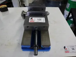 Kurt DX6 6" Machine Vise with Hard Jaws and Handle- Auction Item