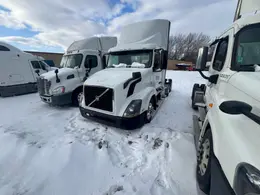 2016 Volvo VNL 760 Day Cab– Volvo D13 455HP, I-Shift 12-Speed Auto, Tandem Axle Class 8 Highway Tractor