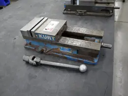 Kurt D-688 6" Machine Vise, Steel Jaws, Handle- Auction Item