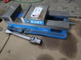 Kurt D-675 6" Machine Vise, Steel Jaws, Handle- Auction Item