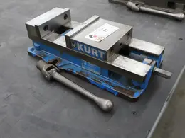 Kurt D-688 6" Machine Vise, Steel Jaws, Handle- Auction Item