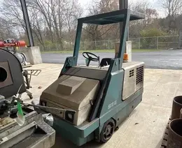 TENNANT RIDE-ON POWERED FLOOR SWEEPER: YOBRO #24572