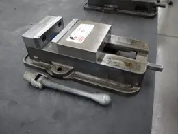 Kurt D-675 6" Machine Vise, Steel Jaws, Handle- Auction Item