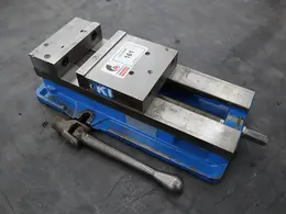 Kurt D-688 6" Machine Vise, Steel Jaws, Handle- Auction Item