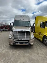 2015 Freightliner Cascadia Sleeper – Detroit DD15 455HP – Eaton 10 Speed – Tandem Axle Highway Tractor