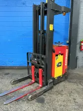 RAYMOND 3000 LBS ELECTRIC ORDER PICKER   -  20I-R30TT