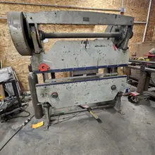 35 TON CHICAGO DREIS &amp; KRUMP MECHANICAL PRESS BRAKE. STOCK # 0446725.
