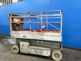 MAYVILLE ENGINEERING COMPANY 1000 LBS SCISSOR LIFT  -  2548