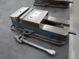 Kurt D-675 6" Machine Vise, Steel Jaws, Handle- Auction Item