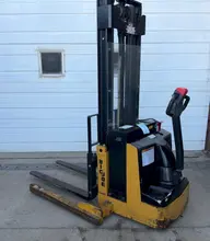 BIG JOE PDS-25-130 Walkie Straddle Lifter