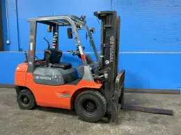 TOYOTA 4950 LBS PROPANE FORKLIFT  -  7FGCU25