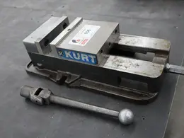 Kurt D-675 6" Machine Vise, 6" Jaws, Handle- Auction Item