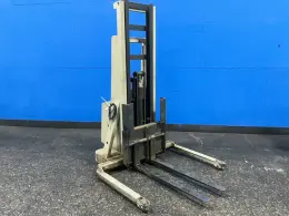 CROWN 2000 LBS ELECTRIC WALKIE STRADDLE PALLET STACKER  -  20MT