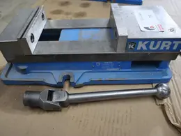 Kurt D-675 6" Machine Vise, Steel Jaws, Handle- Auction Item