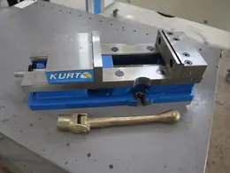 Kurt DX6 6" Machine Vise, Steel Jaws, Handle- Auction Item