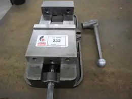 Kurt D-675 6" Machine Vise with Steel Hard Jaws and Handle- Auction Item