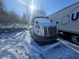 2015 Freightliner Cascadia Day Cab LNG – Cummins ISX12 G 400 HP, 10 Speed, Natural Gas Tractor