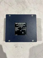 SCHMERSAL AZM 415-33ZPDKA-M20 SAFETY INTERLOCK SWITCH USED