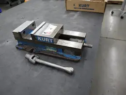 Kurt D-688 6" Machine Vise, Steel Jaws, Handle- Auction Item