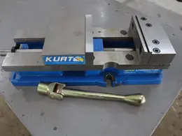 Kurt DX6 Crossover 6" Machine Vies, Steel Jaws, Handle- Auction Item