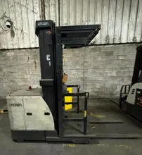CROWN ELECTRIC ORDER PICKER FORKLIFT: YOBRO #25407