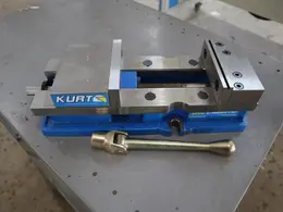 Kurt DX6 6" Machine Vise, Steel Jaws, Handle- Auction Item