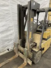 8000 LBS CAT MODEL T80D LP GAS FORKLIFT: STOCK #77665