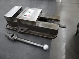Kurt D-675 6" Machine Vise Steel Jaws, Handle- Auction Item