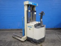 CROWN 3000 LBS ELECTRIC STRADDLE LIFT  -  30WTT-S