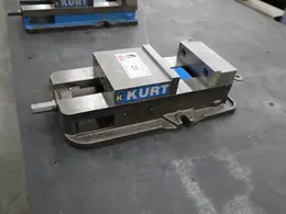 Kurt D-675 6" Machine Vise, Steel Jaws, Handle- Auction Item