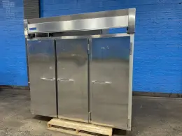 McCALL COMMERCIAL REFRIGERATOR  -  7-7070T