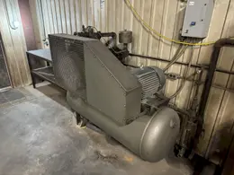 10 HP PISTON TYPE AIR COMPRESSOR. STOCK # 0344725