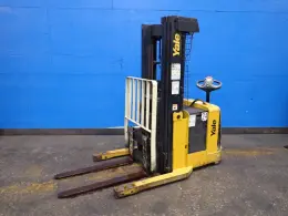 YALE 3000 LBS ELECTRIC STRADDLE LIFT  -  MRW030LEN24TE078