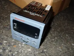 HONEYWELL DIGITAL CONTROLLER  -  UDC3200 / DC3201-CE-100R-210-10000-00-0