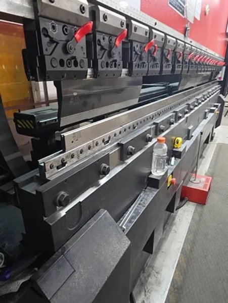 Amada 243 Ton Hrb 2204 Press Brake - Hrb2204