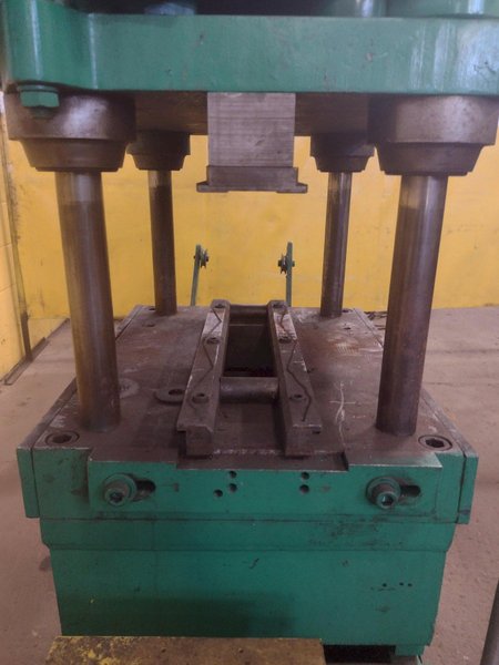 7 TON AIRAM  PNEUMATIC CUT OFF PRESS: STOCK #15486