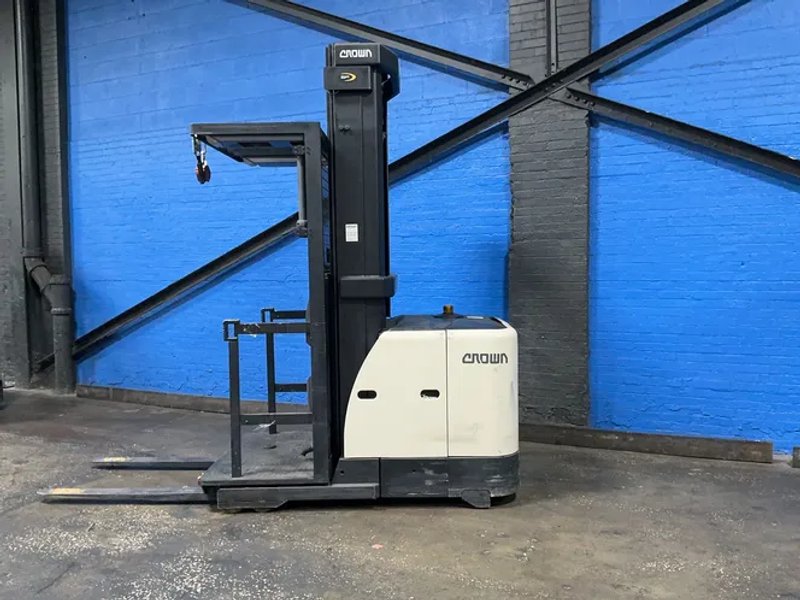 Crown 3000 Lbs Electric Order Picker - Sp3520-30
