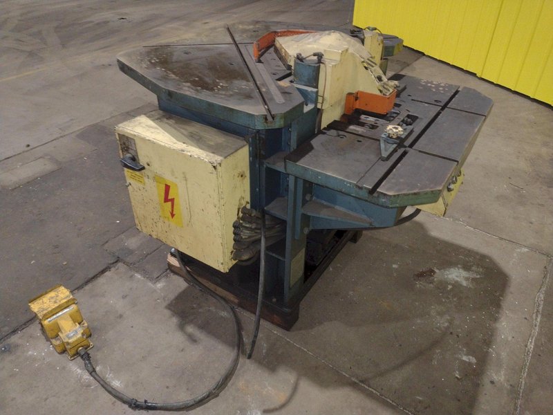 8" X 8" X 1/8" AMADA MODEL #CSW-220 DUAL HEAD CORNER NOTCHER &amp; COPER: STOCK #10339