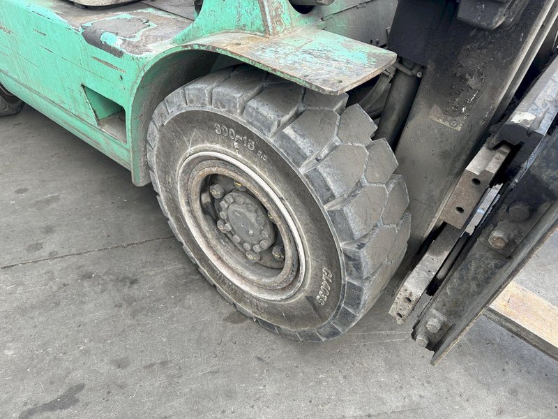 9000 LBS MITSUBISHI PNEUMATIC TIRE FORKLIFT : STOCK #77764