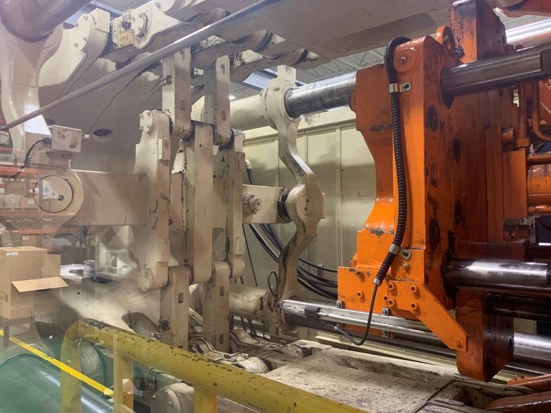 UBE Used UZ1000 Injection Molding Machine, 1000 US ton, 148 oz.