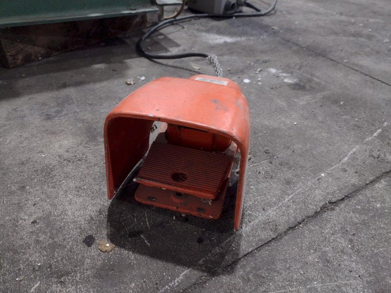 60" x 48" ROACH LIFT &amp; TILT UPENDER / TABLE WITH ROLLER CONVEYOR, 115 VOLT &amp; AIR: YOBRO #24709